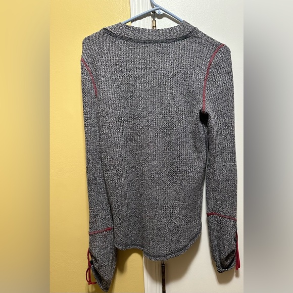 FREE PEOPLE (L) CIRCLE HEM MARBLED BLACK/WHITE LONG SLEEVE TOP WITH RED TRIM. - Picture 7 of 7